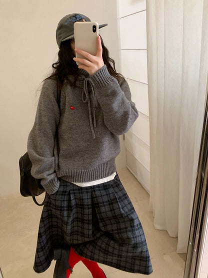 // 精緻花邊帽心心金屬貼牌毛衣