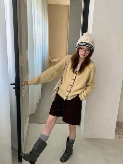 // 18%羊毛撞色鎖邊牛角鈕CD