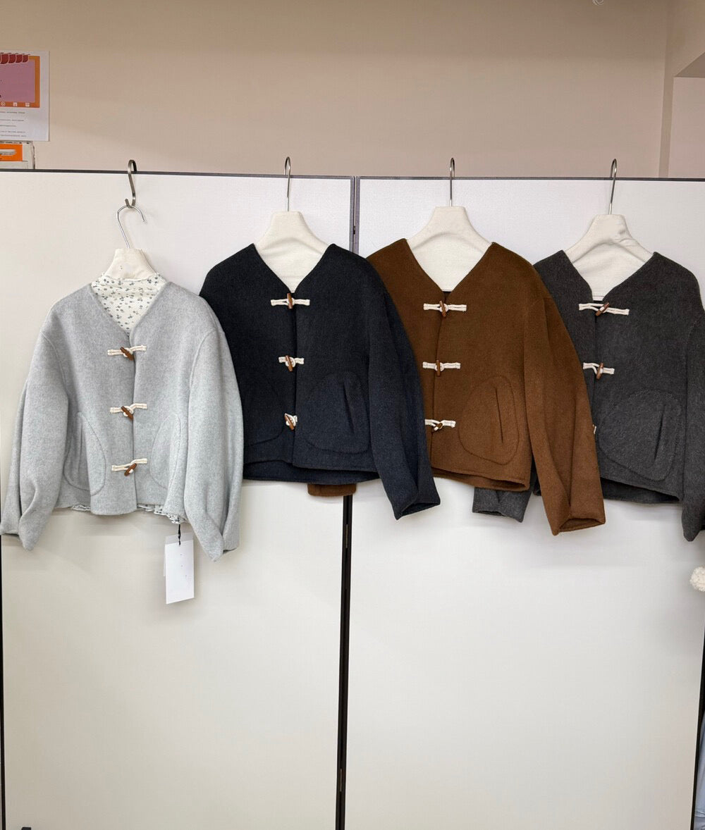 // 100%羊毛V領牛角鈕雙面手工外套