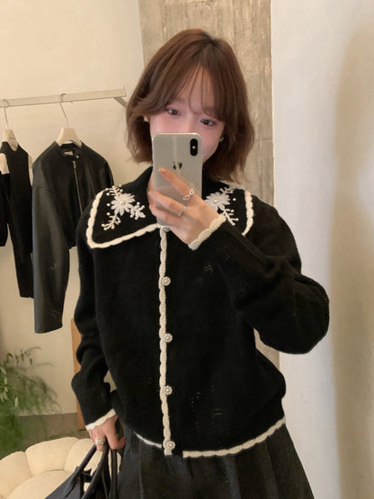 // 撞色包邊+刺繡花翻領珍珠鈕CD