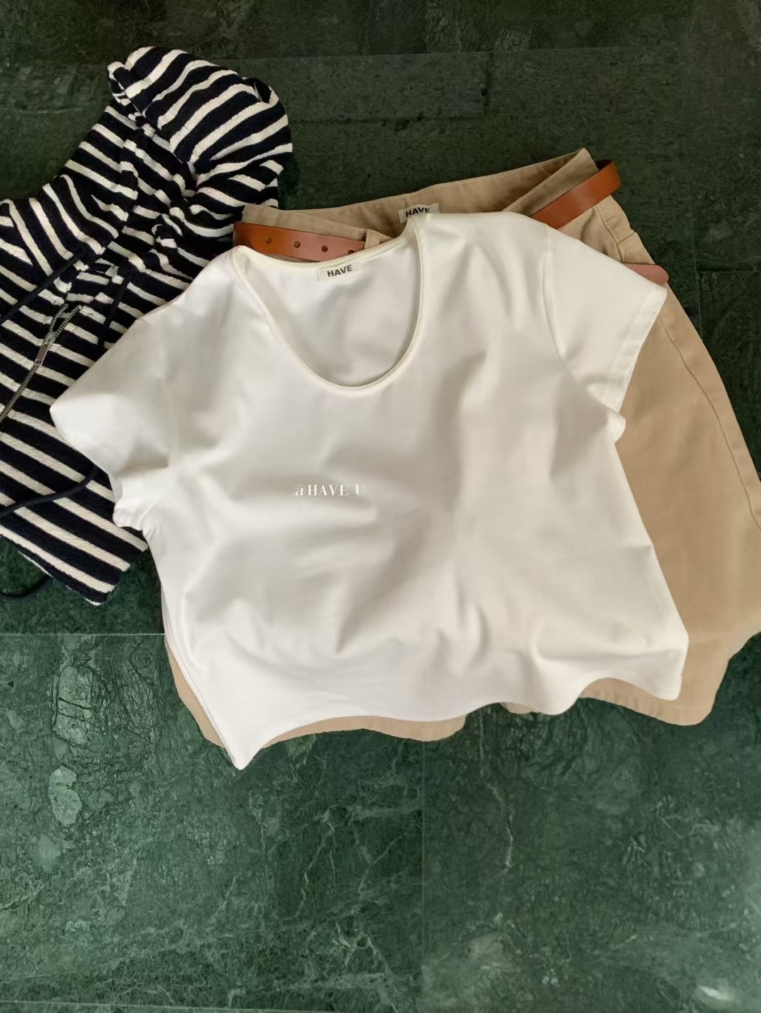 // 基礎U型領口TEE
