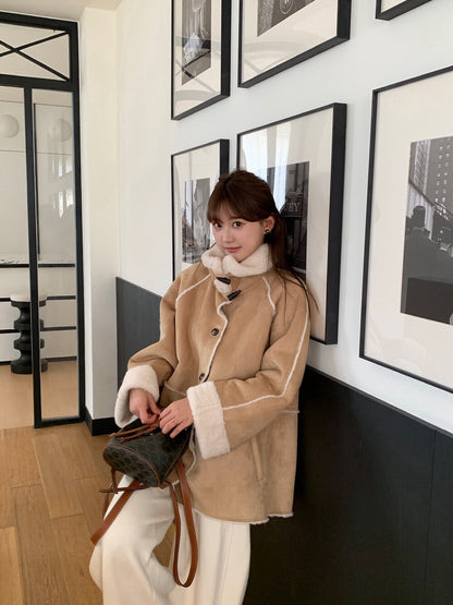 // 可立領牛角鈕皮毛一體中長外套