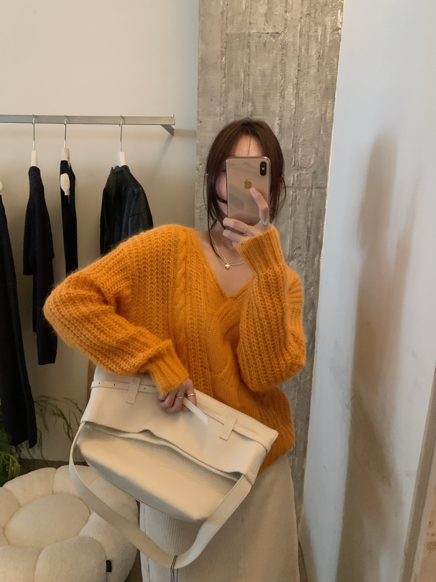 // 馬海毛麻花V領毛衣