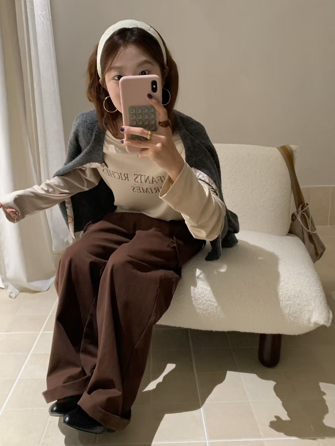 // 腰打褶可斜肩穿字母TEE