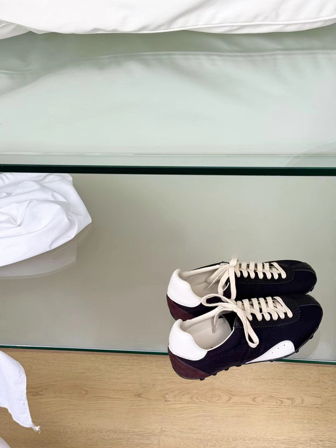 // 拼接材質真皮綁帶運動鞋