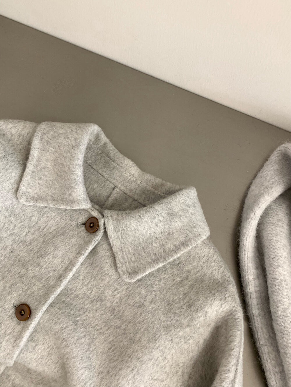 // 經典翻領口袋中長100%羊毛手工雙面外套(連頸巾)￼