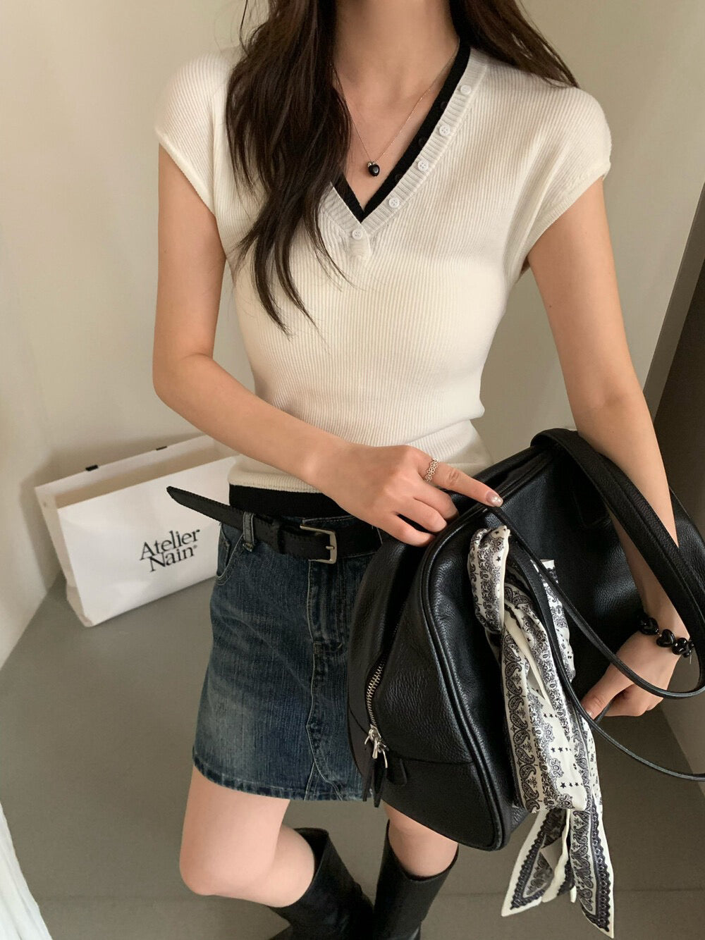 // 不規則鈕扣假兩件撞色V領針織上衣