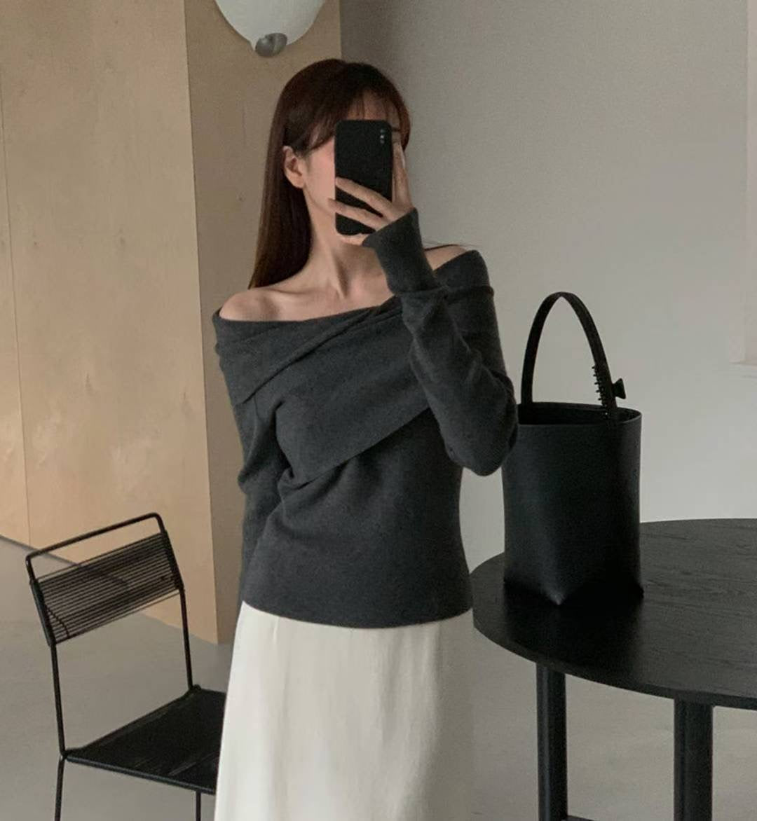 // 設計感交叉一字領小性感NT