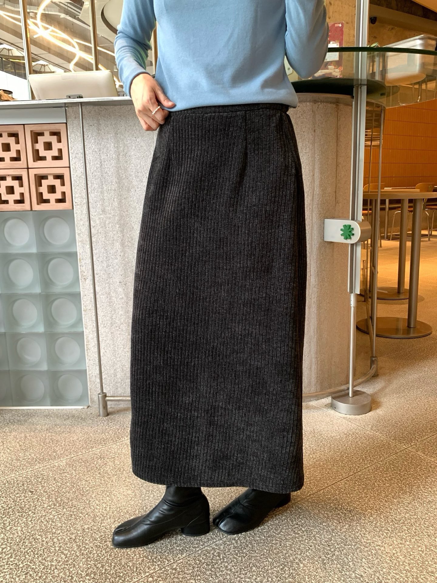 // 復古簡約直紋燈芯絨後開叉中裙