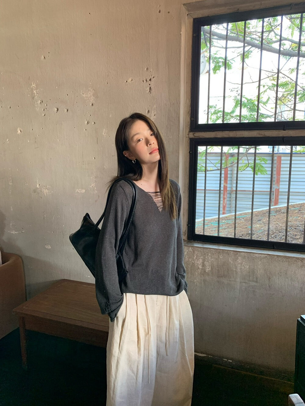 // 慵懶感V領微喇叭袖針織上衣