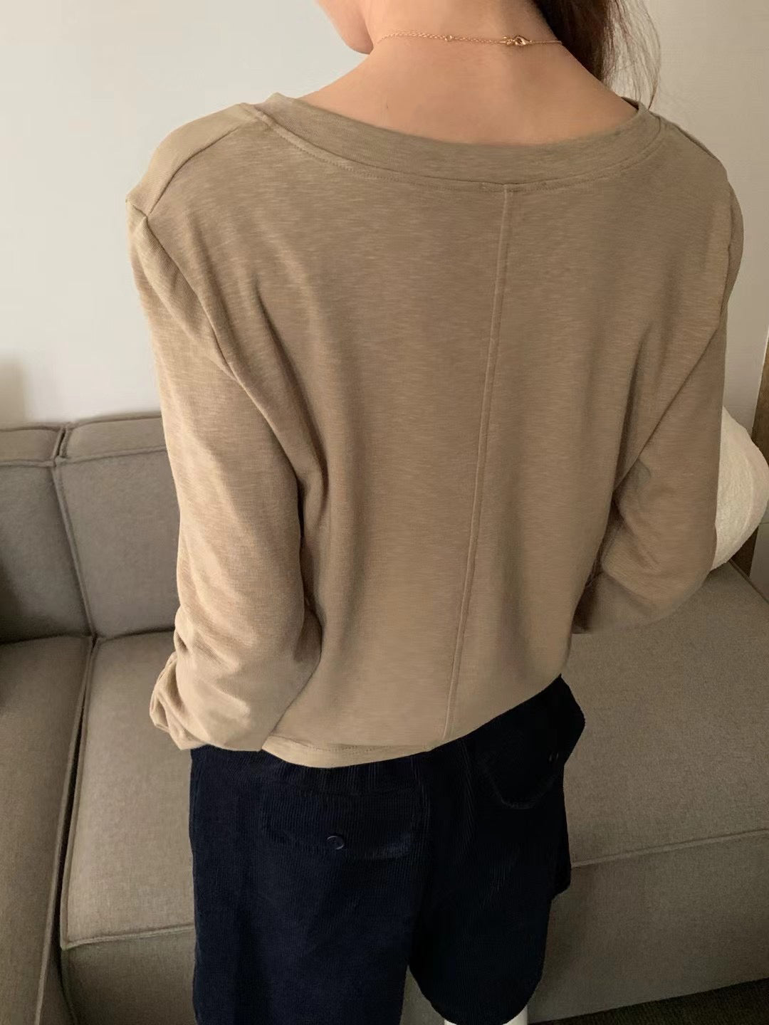 // 軟糯垂感小V領高質TEE