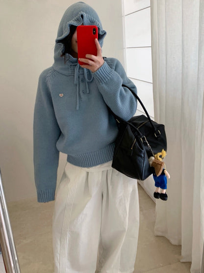 // 精緻花邊帽心心金屬貼牌毛衣