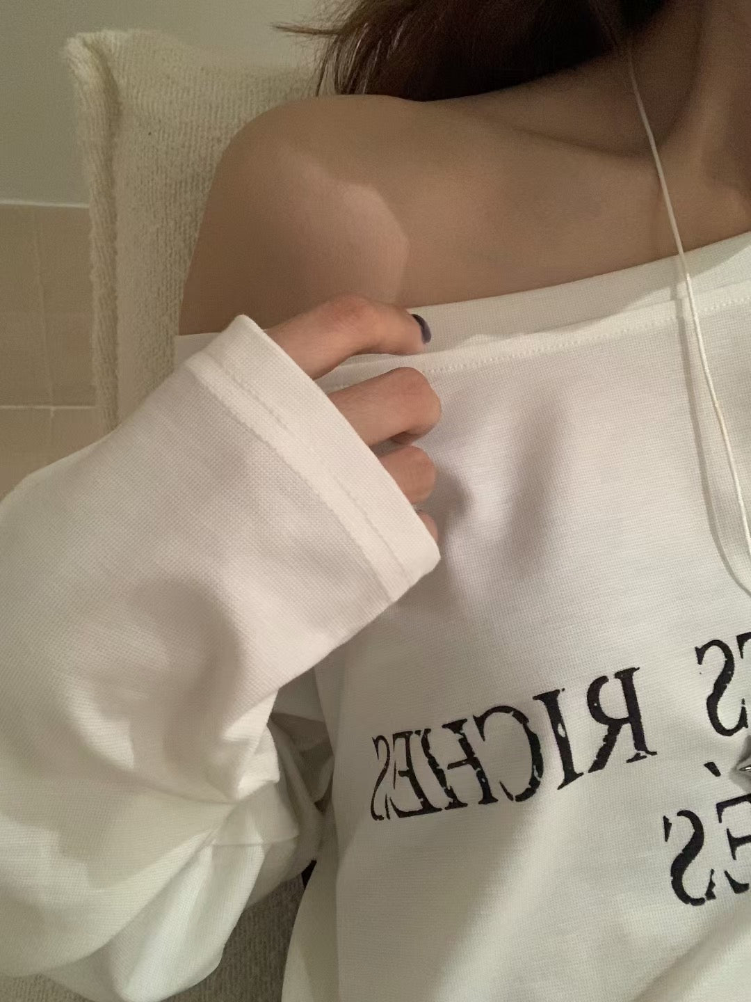 // 腰打褶可斜肩穿字母TEE