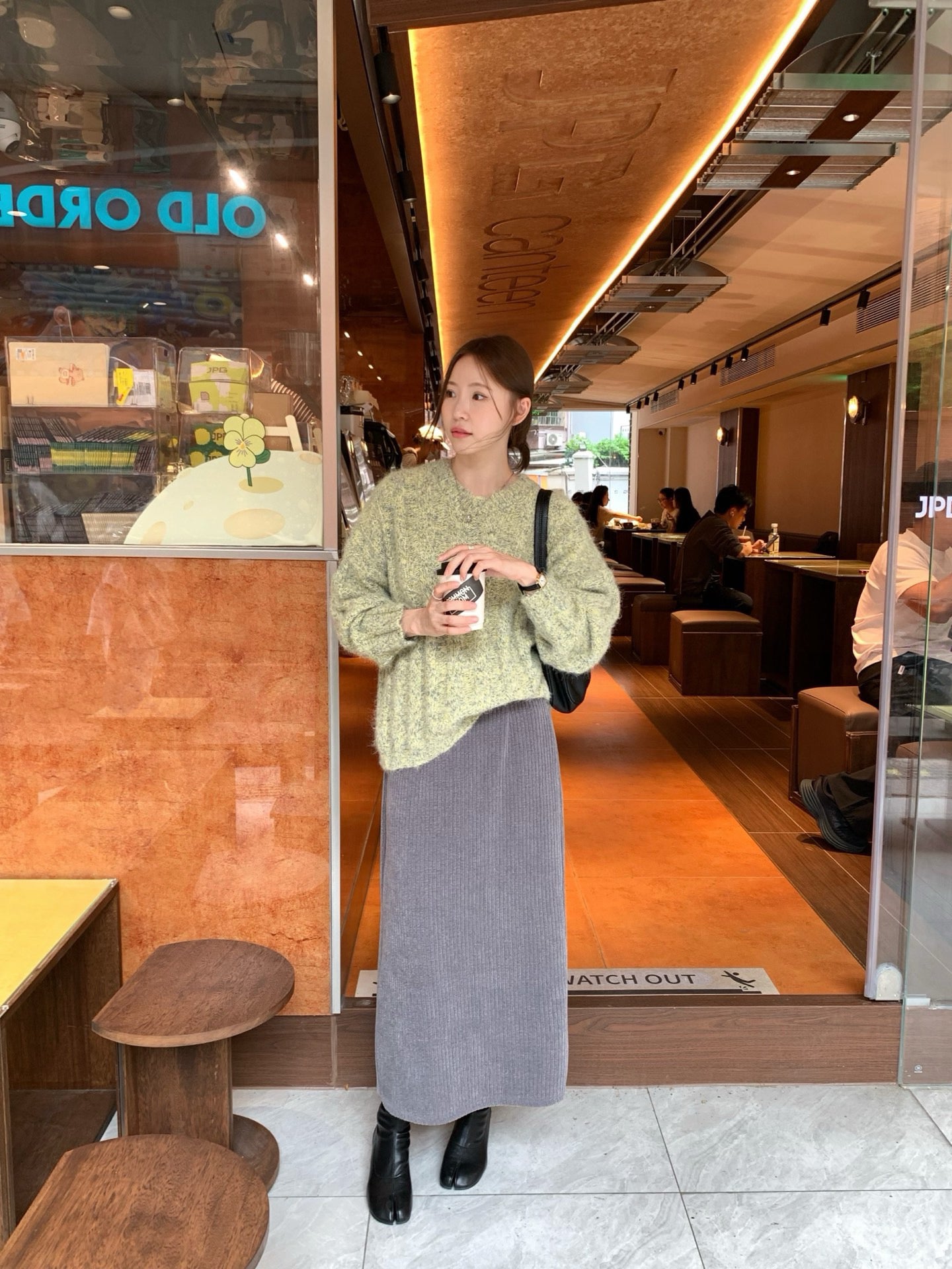 // 復古簡約直紋燈芯絨後開叉中裙