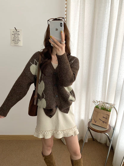 // 6%羊毛復古心心菱格V領CD