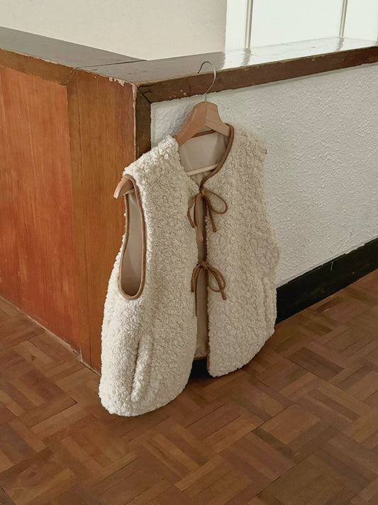 // 拼皮包邊綁結羊羔毛背心