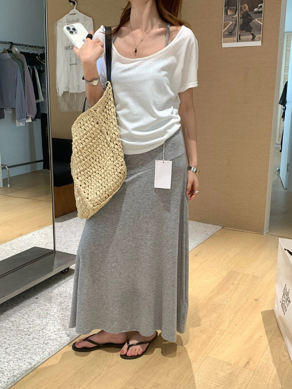 // 天絲超親膚大U領慵懶TEE
