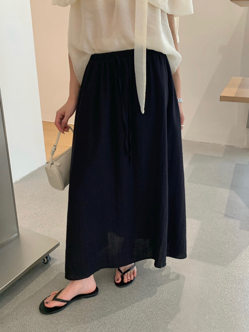 // 極簡鬆弛感麻質中裙