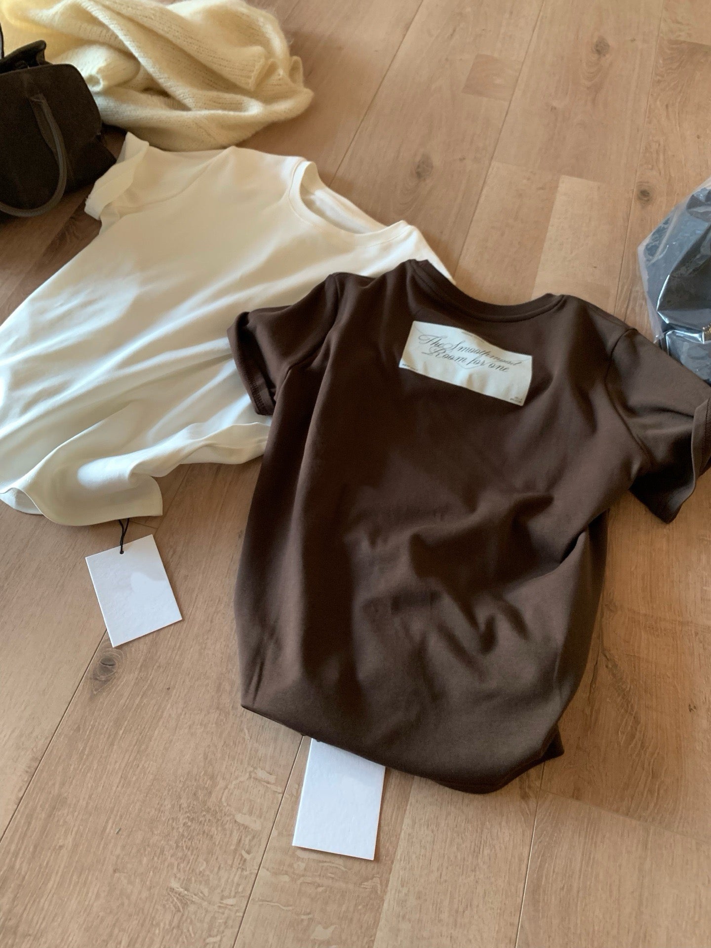 // 後字母拼色正面素色TEE