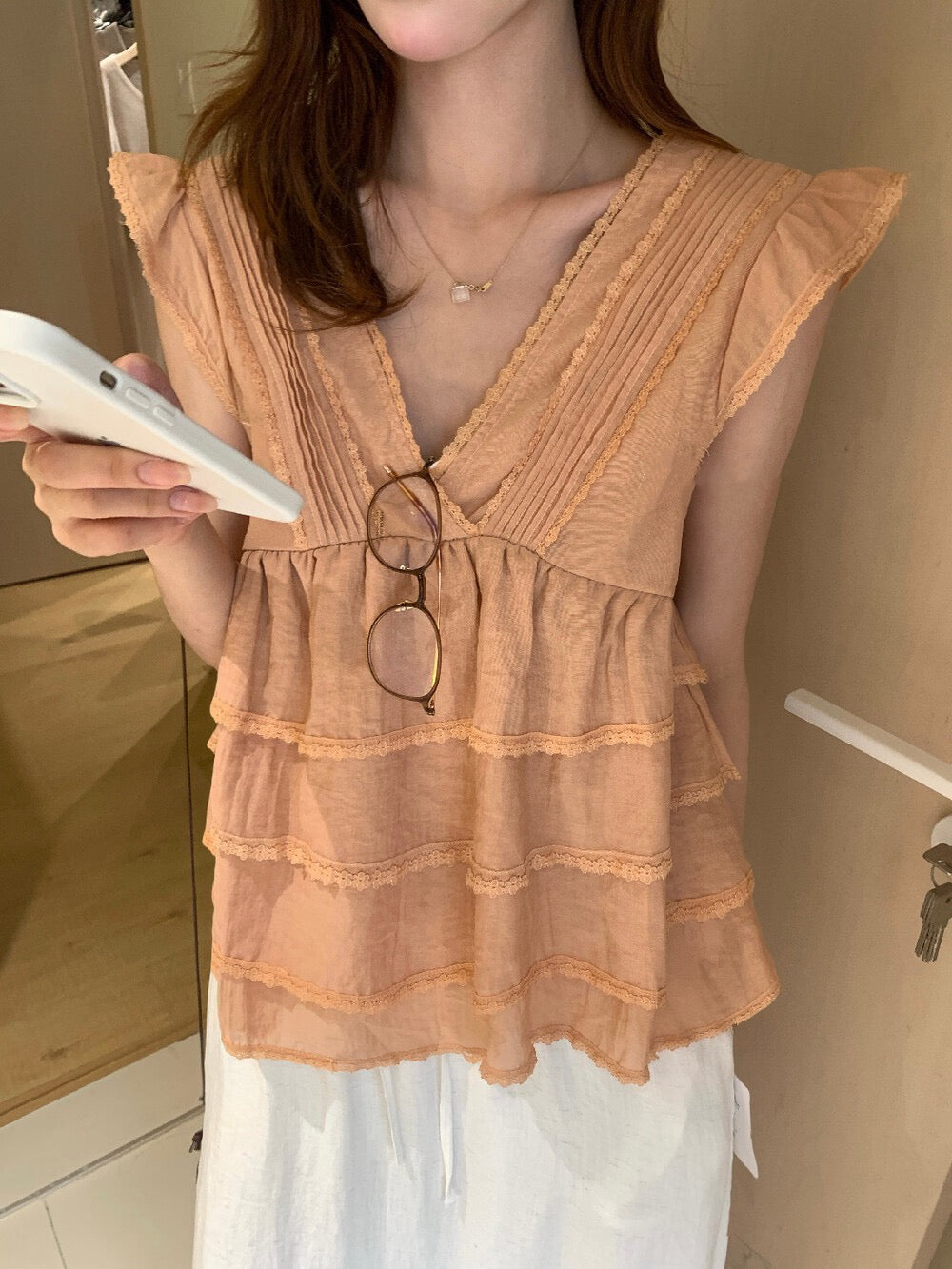 // lace邊V領飛飛袖層層BL