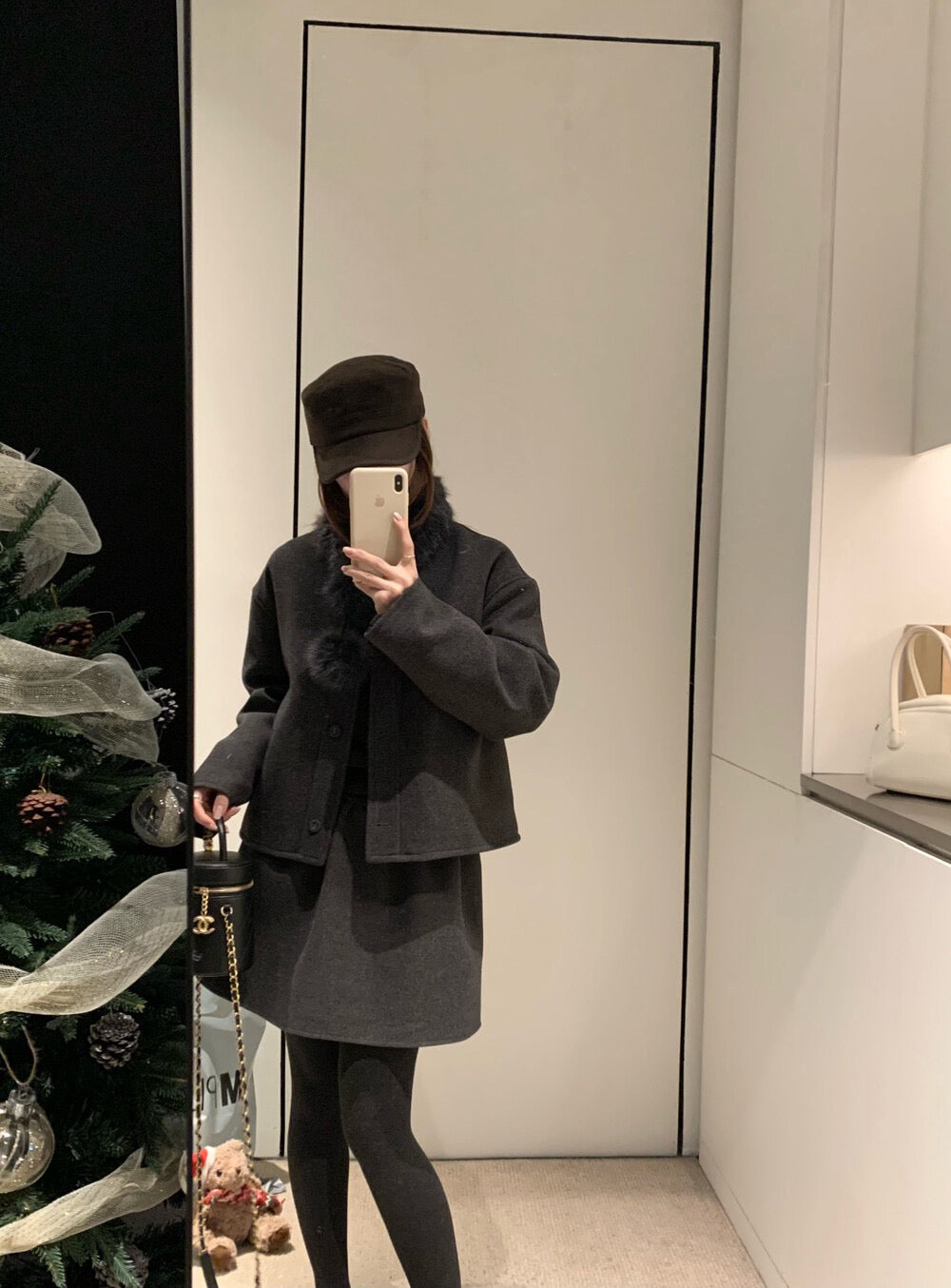 // 氣質薄夾棉圓領外套+壓褶短裙套裝(連毛毛頸巾)