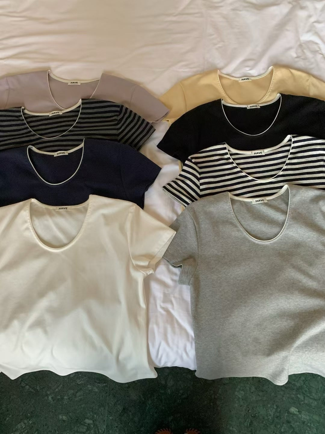 // 基礎U型領口TEE
