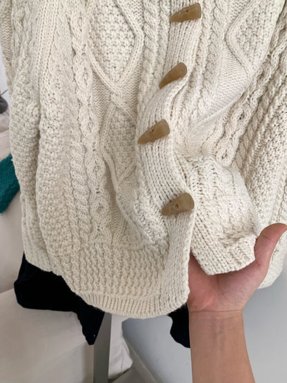 // 重工麻花牛角鈕翻領CD