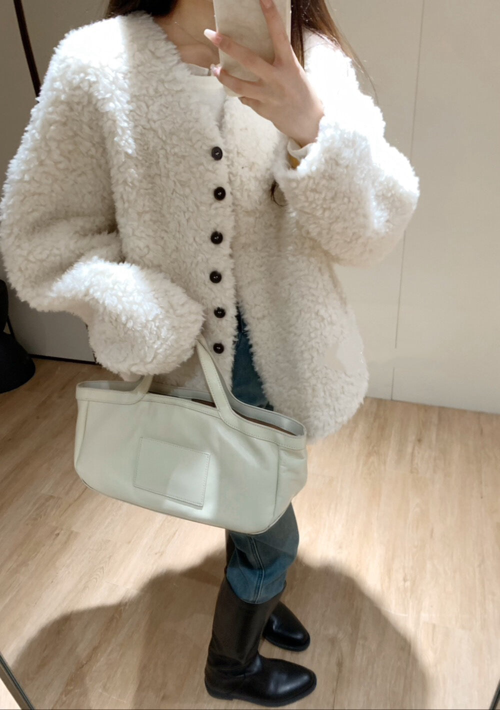 // 經典V領毛毛外套