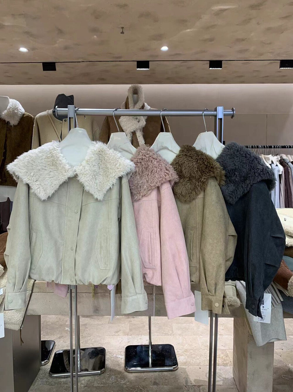 // 設計感毛毛大翻領夾棉短款JK