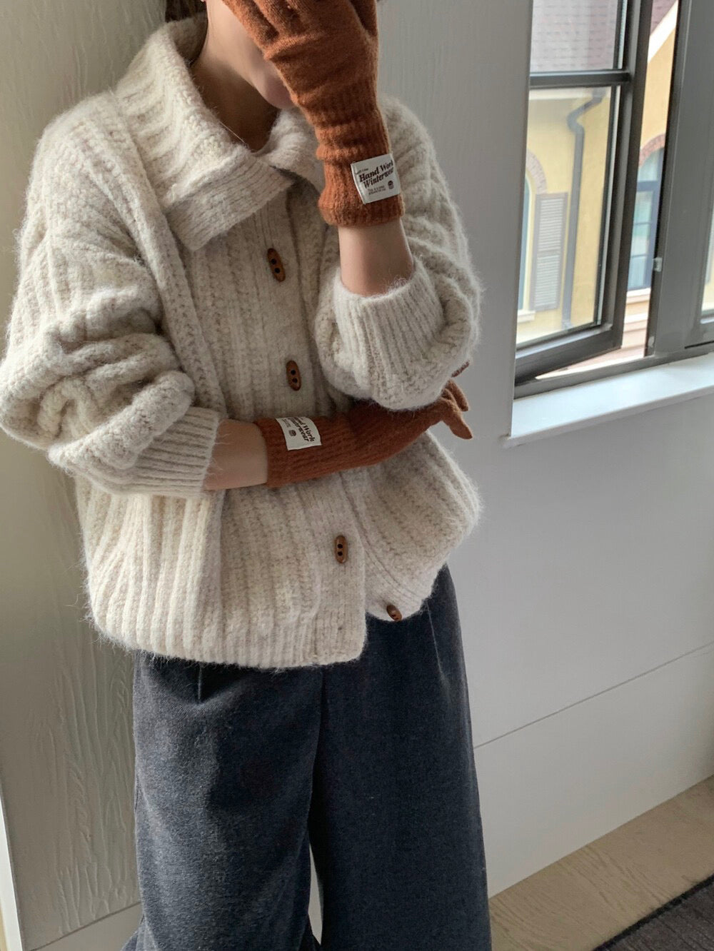 // 8%綿羊毛直坑紋翻領牛角鈕CD