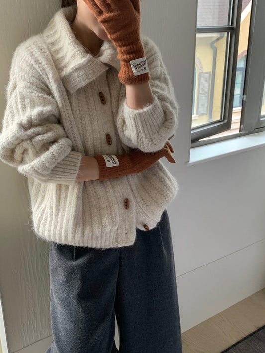 // 8%綿羊毛直坑紋翻領牛角鈕CD