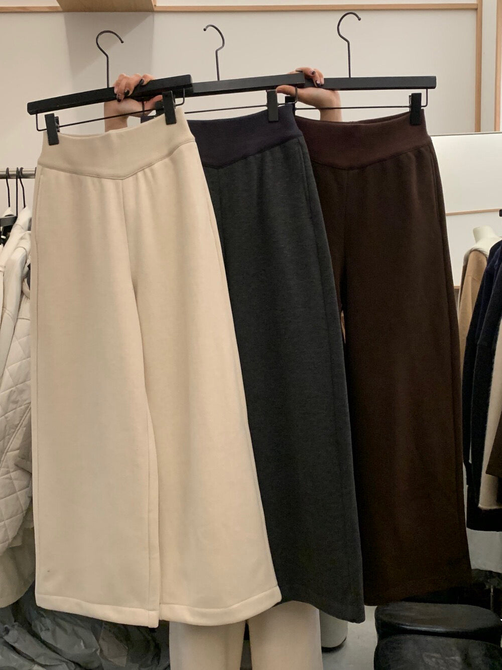 // 親膚牛奶感絨感羊毛褲