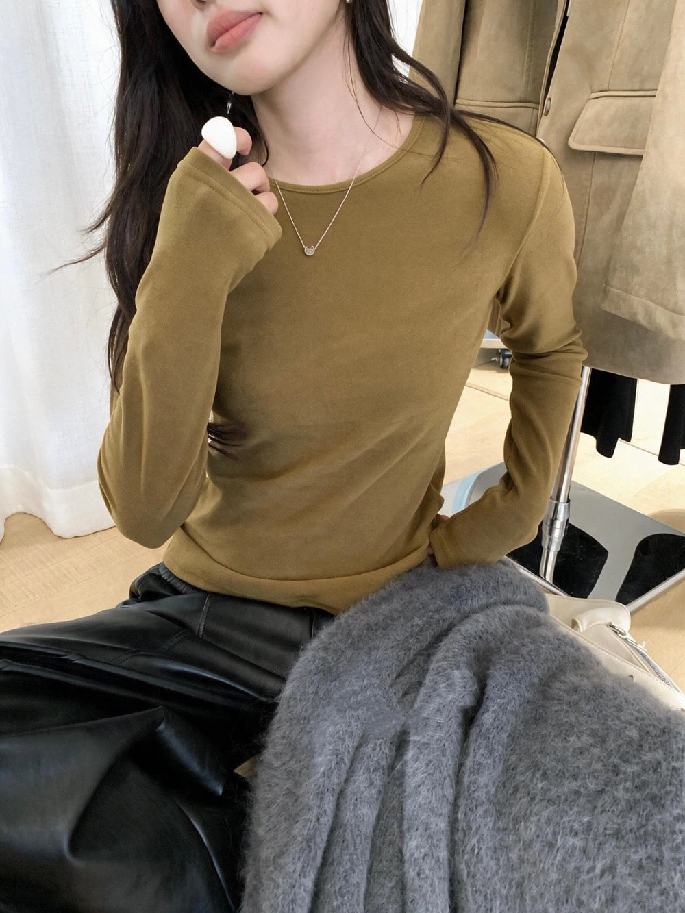 B226 / 親膚絨感淨色圓領長袖TEE