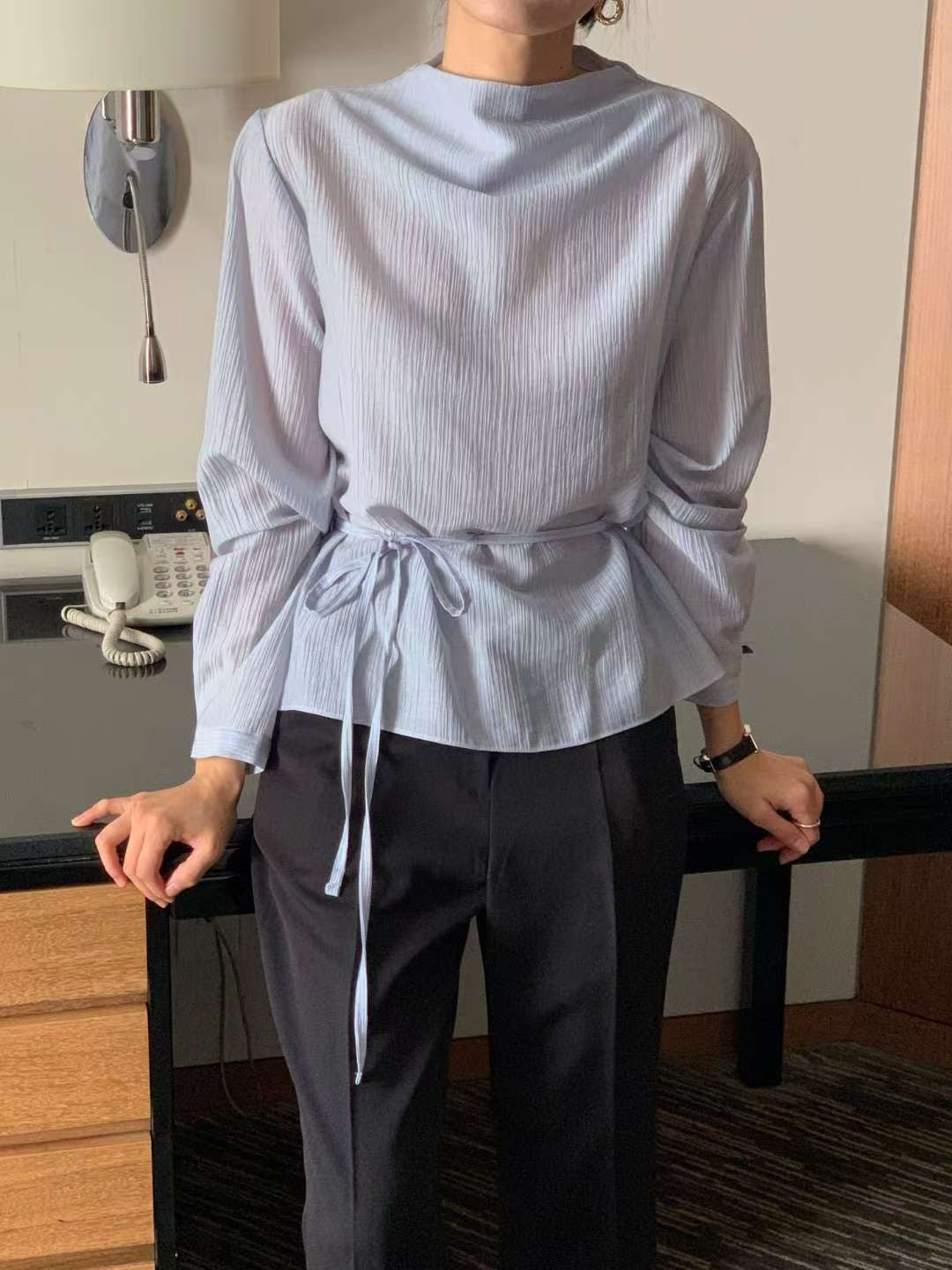 // 自帶肌理感後鈕扣小立領綁腰BL