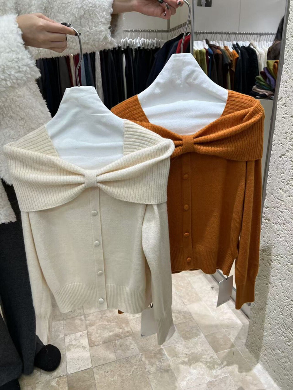 // 57%wool蝴蝶結一字領排扣NT