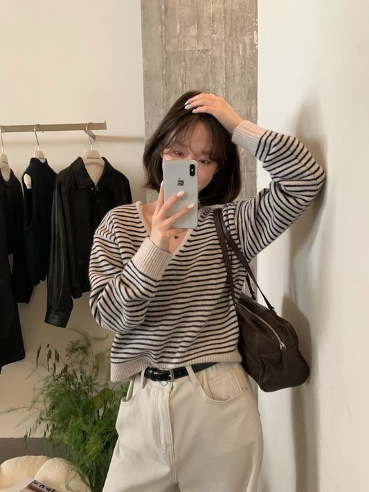 // 超軟糯氛圍感V領幼間條NT