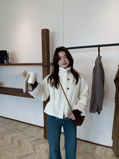 // 毛毛邊可抽繩腰牛角鈕菱格夾棉短外套