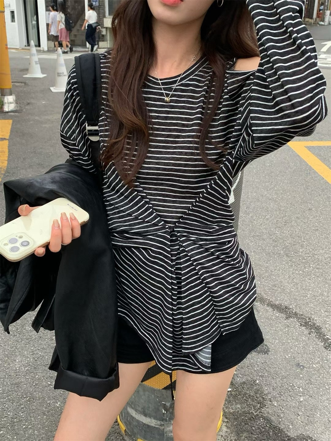 // 兩種穿法小露肩不規則扣鈕間條TEE