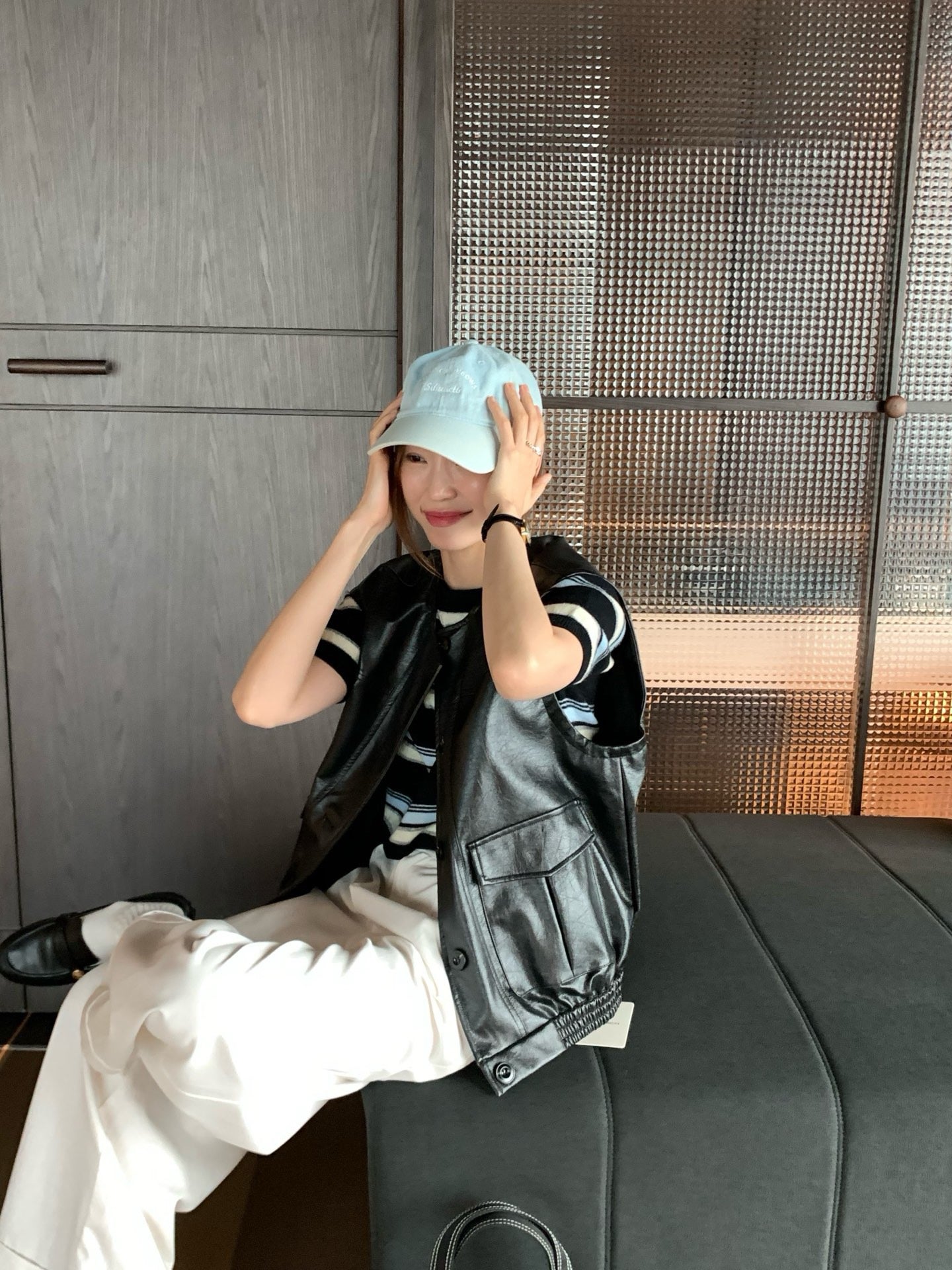 // 超帥圓領口袋彷皮背心外套