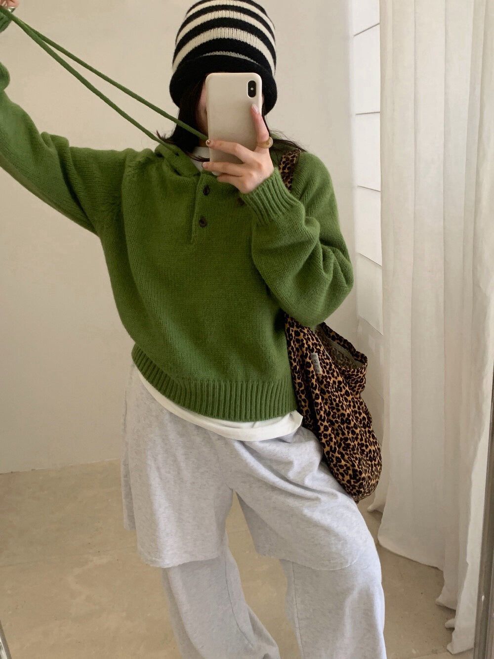 // 鈕扣設計連帽落肩毛衣