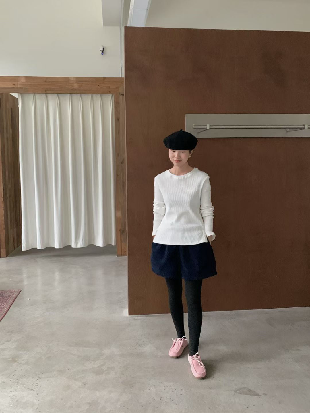 // 超顯瘦直坑紋側開鈕TEE