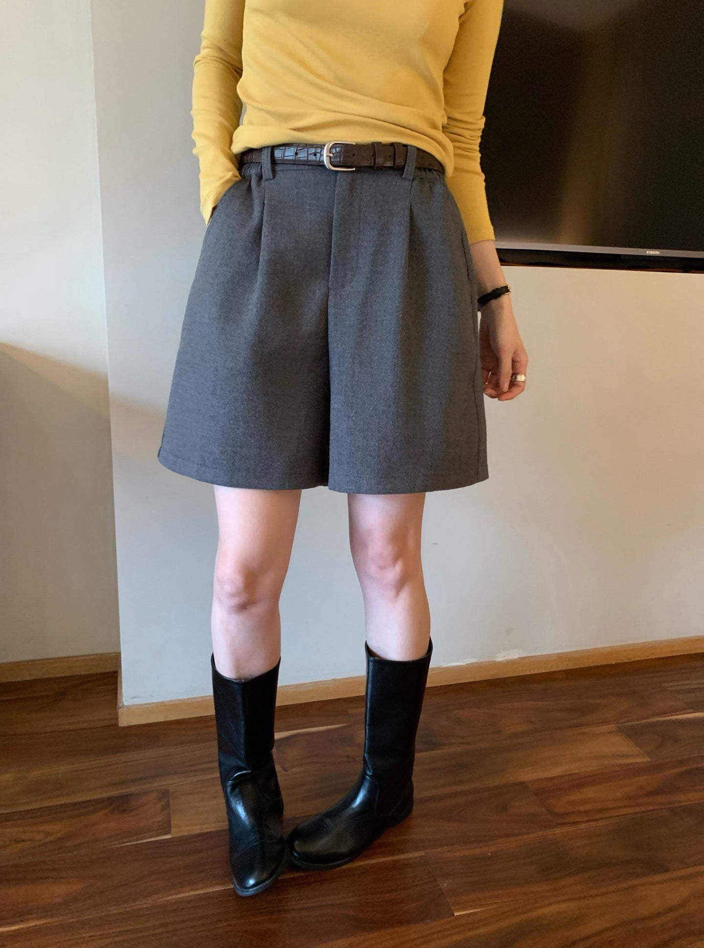 // 挺括感羊毛呢料連腰帶短褲