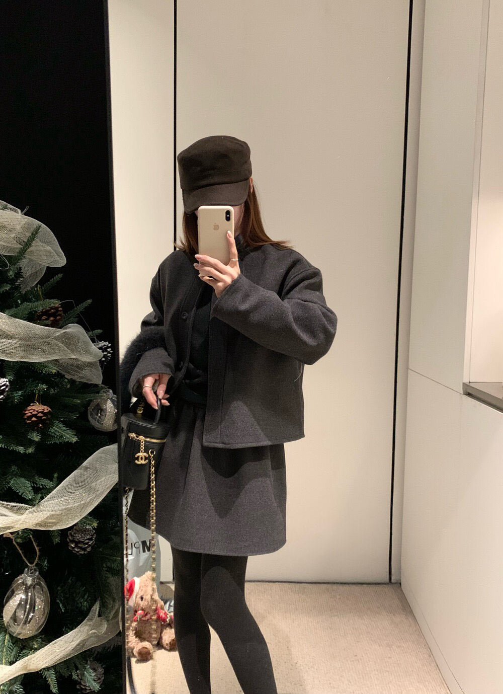 // 氣質薄夾棉圓領外套+壓褶短裙套裝(連毛毛頸巾)