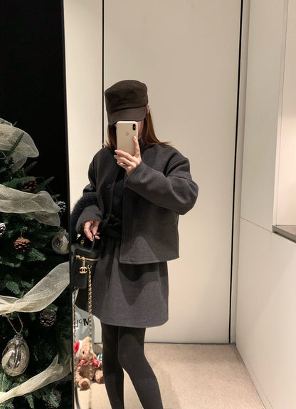 // 氣質薄夾棉圓領外套+壓褶短裙套裝(連毛毛頸巾)