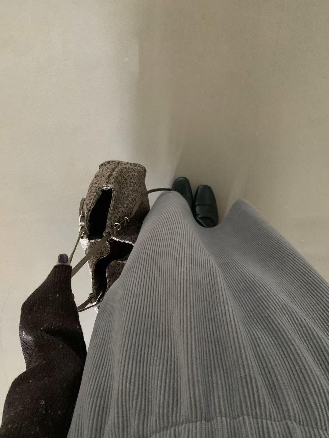 // 超大彈力絨感中裙