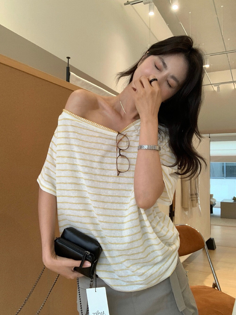 // 撞色鎖邊縫線斜領間條TEE