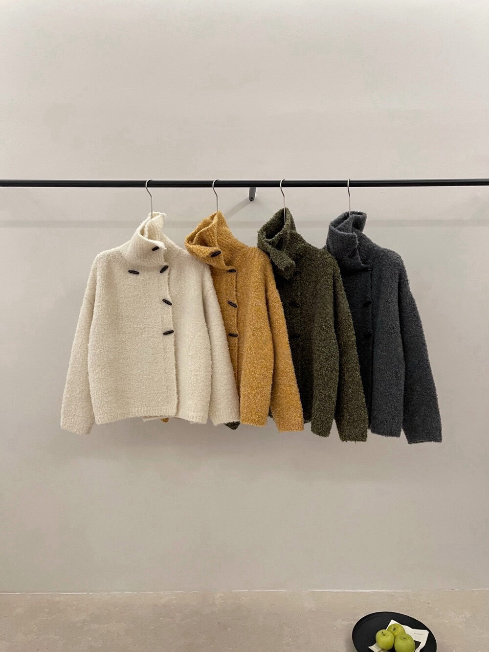 // 慵懶圈圈毛牛角鈕可立領毛衣CD