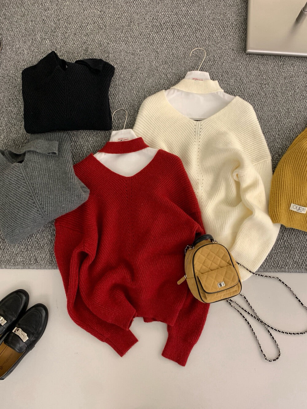 // 溫柔小性感掛頸毛衣