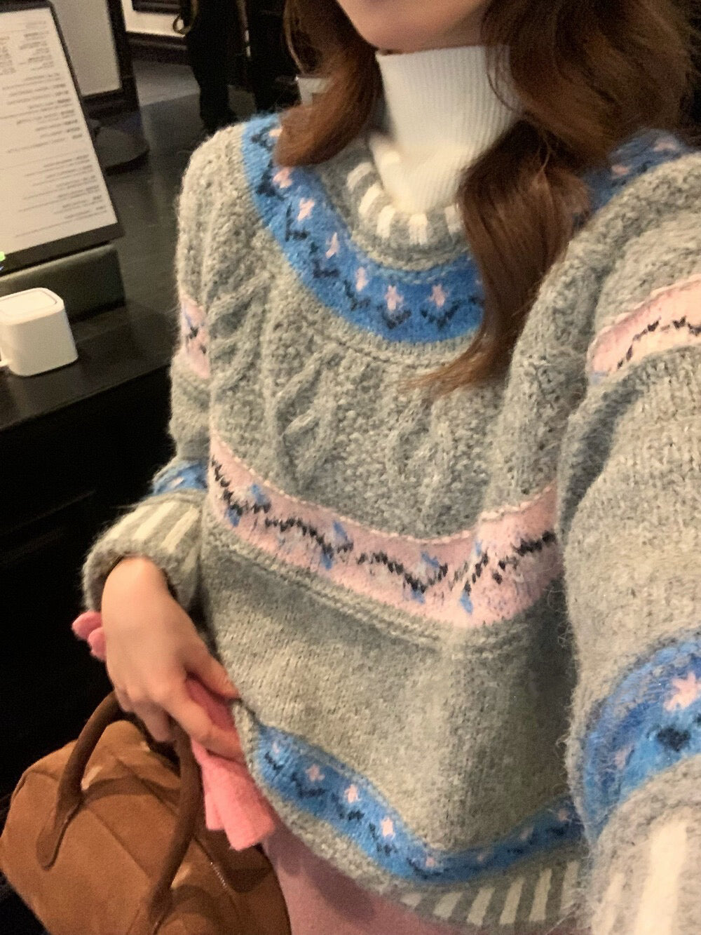 // 顏色超美的軟糯花紋毛衣