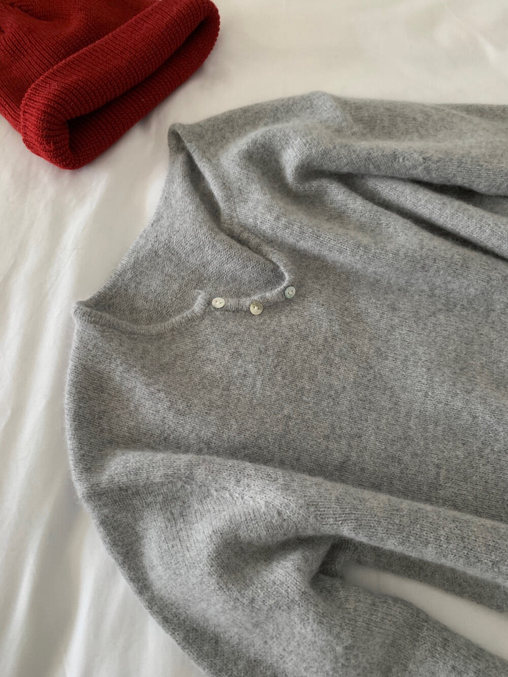 // 50%raccoon+30%cashmere超親膚小V領鈕扣NT